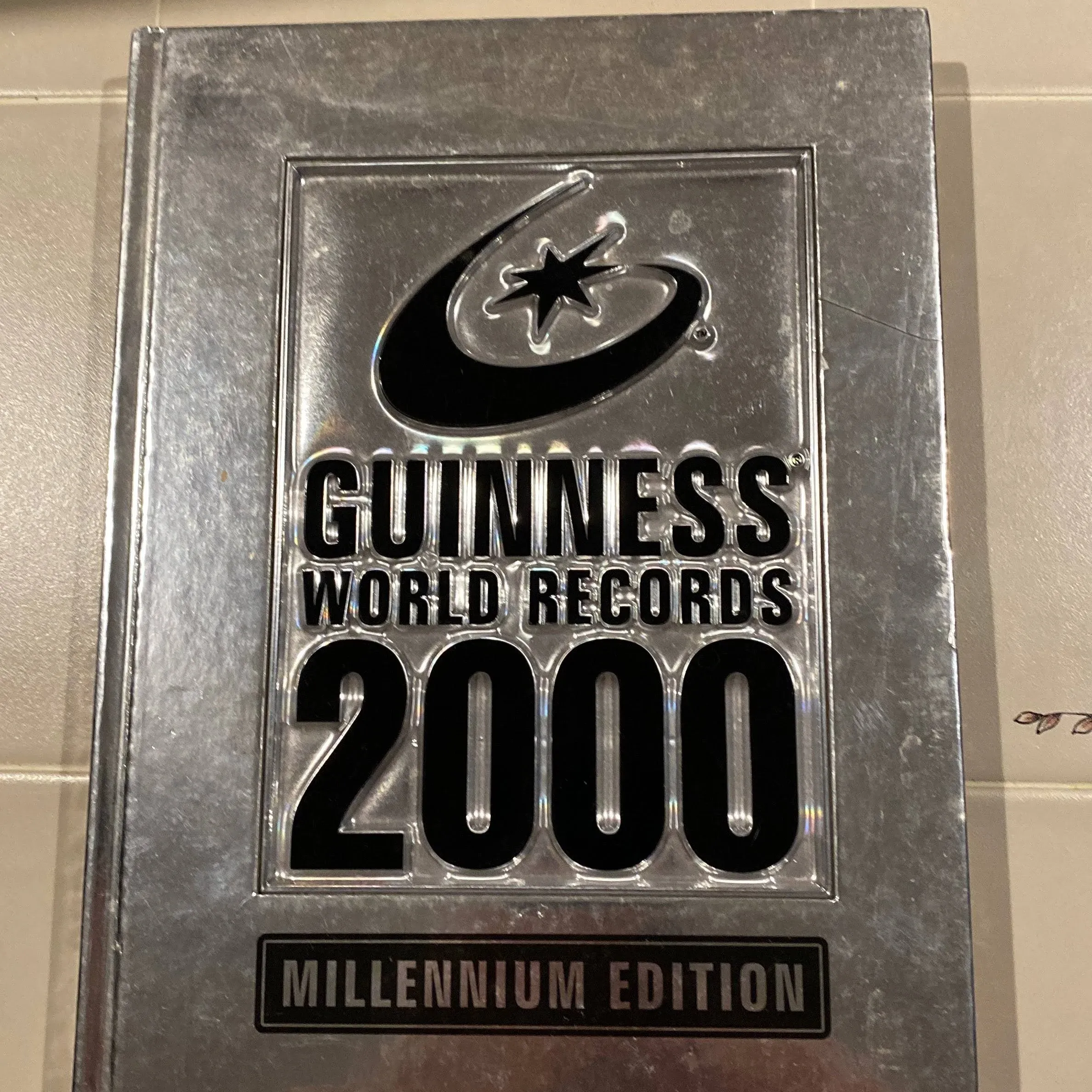 Guinness World Records 2000: Millennium Edition Guinness Book of... by Guinness