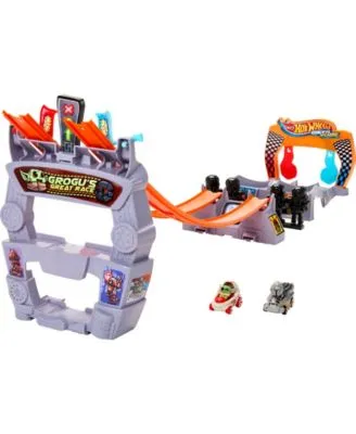 Hot Wheels RacerVerse Star Wars Track Set with 2 Racers Inspired by Star Wars: Grogu & the Mandolorian